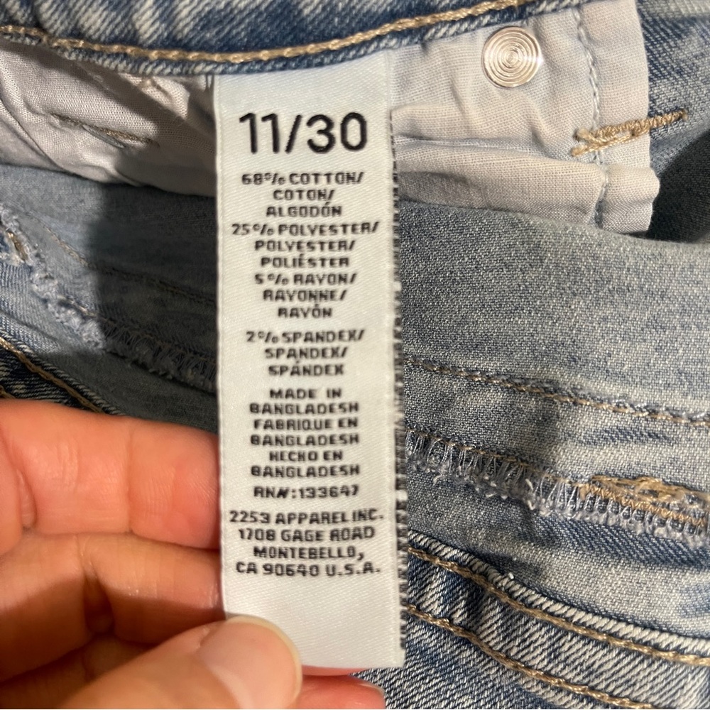Ariya Curvy Low Rise Light Blue Jean Shorts Size 11 - Picture 4 of 5